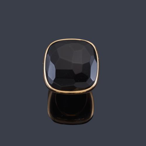 Lote 2304
POMELLATO
Anillo con ónix facetado en montura de oro amarillo de 18K.