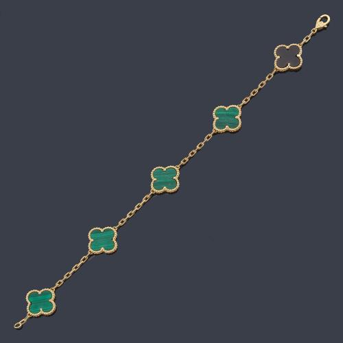 Lote 2310
VAN CLEFF & ARPELS
Pulsera de la colección 'Alhambra' con malaquita y ónix en montura de oro amarillo de 18K.