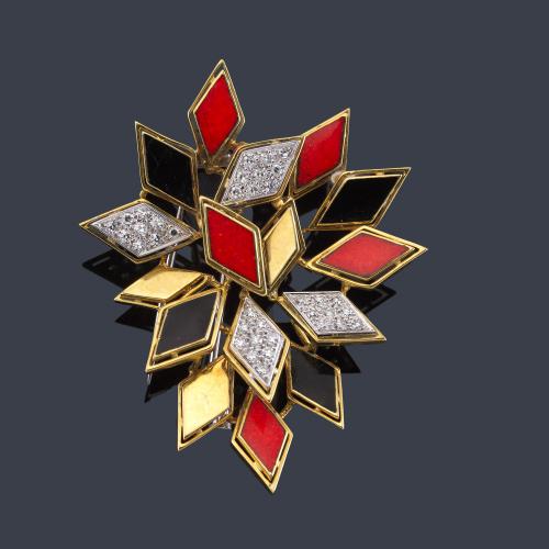 Lote 2313
Broche con diseño geométrico años '70 con esmalte negro y rojo con detalles de brillantes en montura de oro amarillo de 18K.