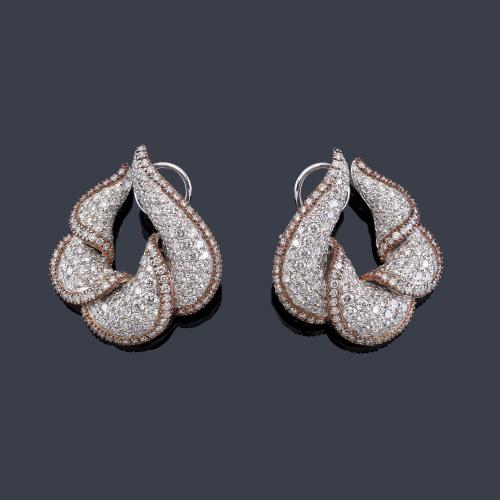 Lote 2317
ALDAO
Pendientes cortos con diseño de ondas en pavé de brillantes de aprox. 10,36 ct en total.