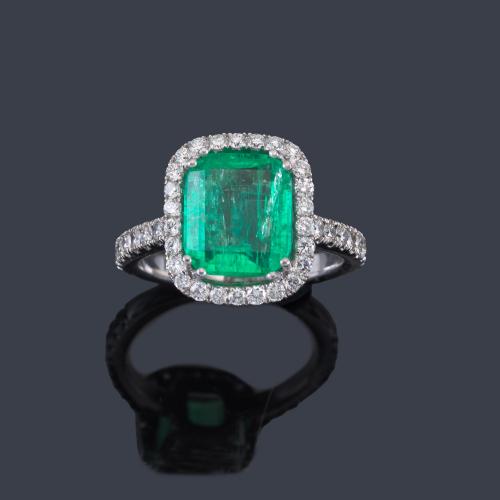 Lote 2319
Anillo con esmeralda central de aprox. 3,24 ct con orla y brazos con brillantes de aprox. 1,00 ct en total.