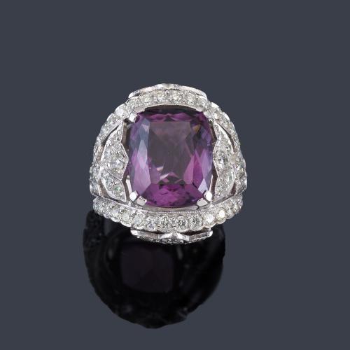 Lote 2320
Anillo con amatista talla rectangular de aprox. 11,78 ct con brillantes en montura de oro blanco de 18K.