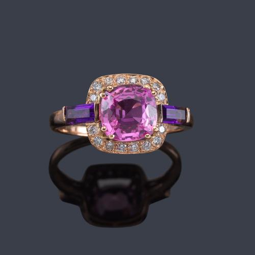Lote 2331
Anillo con zafiro rosa central de aprox. 2,00 ct con brillantes y amatistas en montura de oro rosa de 18K.