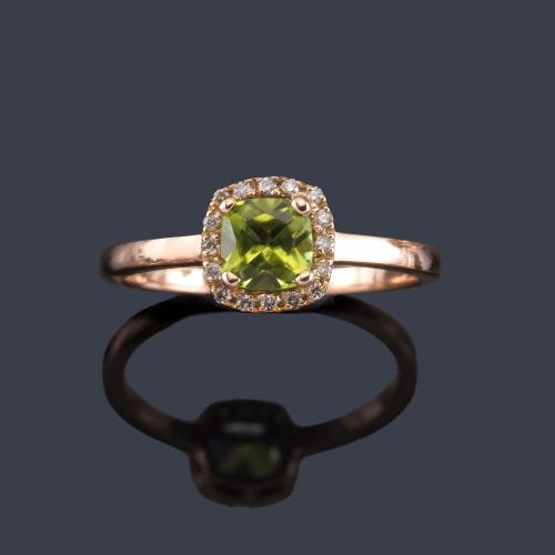 Anillo con peridoto central con orla de brillantes en montura de oro rosa de 18K.