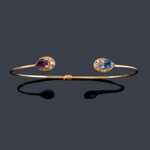 Lote 2338
Pulsera rígida con remate de zafiro rosa y azul con detalle de brillantes en montura de oro amarillo de 18K.