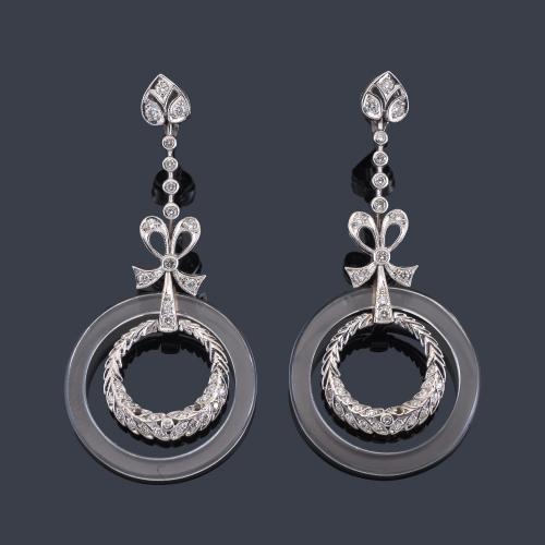 Lote 2340
Pendientes largos con diamantes y cristal de roca en montura de oro blanco de 18K.
