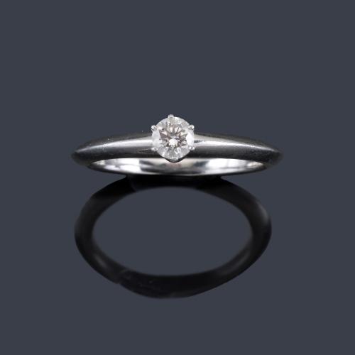 Lote 2342
TIFFANY & Co
Solitario con brillante central de aprox. 0,25 ct en montura de platino.