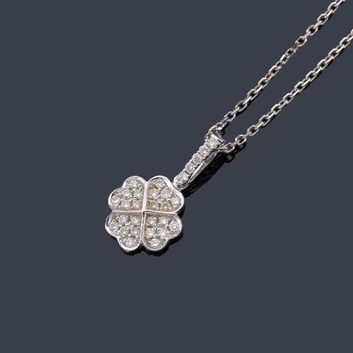 Lote 2345
DURAN
Colgante con motivo de trébol cuajado de brillantes en montura y cadena de oro blanco de 18K. Con estuche.