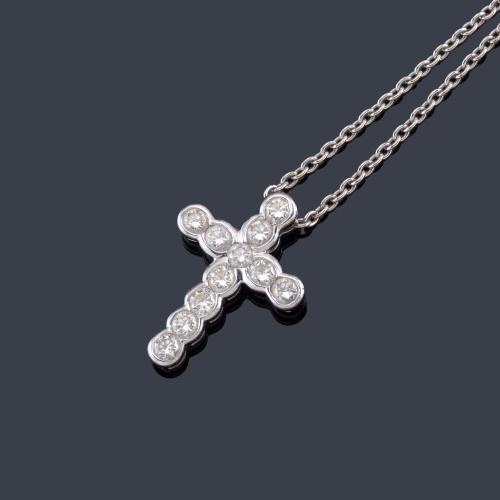Lote 2346
Cruz con brillantes de aprox. 0,20 ct en total en montura y cadena de oro blanco de 18K.