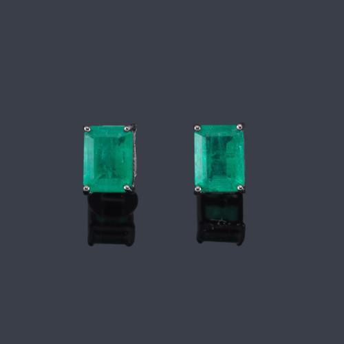 Lote 2353
Pendientes cortos con pareja de esmeraldas de aprox. 2,62 ct en montura de oro blanco pavonada en gris.