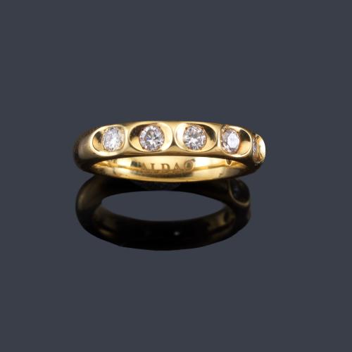 Lote 2367
ALDAO
Media alianza con brillantes de aprox. 0,50 ct en montura de oro amarillo de 18K.