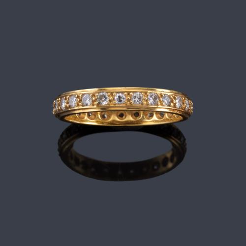 Lote 2368
Alianza completa con brillantes en montura de oro amarillo de 18K.