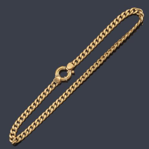 Lote 2369
Collar con eslabones barbados en montura de oro amarillo de 18K.
