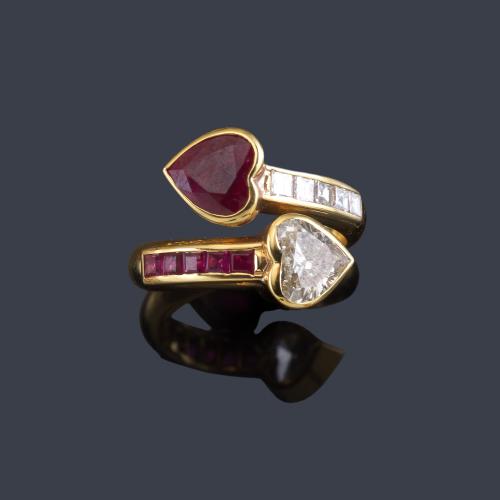 Lote 2371
Anillo 'Tu y Yo' con rubí talla corazón de aprox. 1,00 ct y un diamante talla corazón de aprox. 1,20 ct.