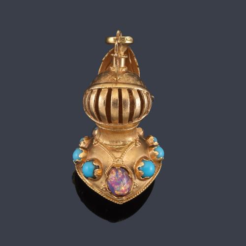 Lote 2383
Colgante con motivo de yelmo, penacho y gola enriquecidos con turquesas en montura de oro amarillo de 18K.