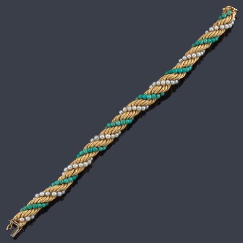 Lote 2385
Pulsera trenzada con banda de perlitas, turquesas y oro amarillo de 18K.