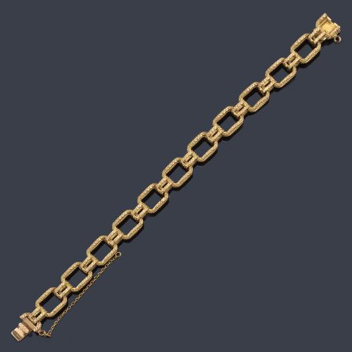 Lote 2386
Pulsera con eslabones con efecto martelé en montura de oro amarillo de 18K.