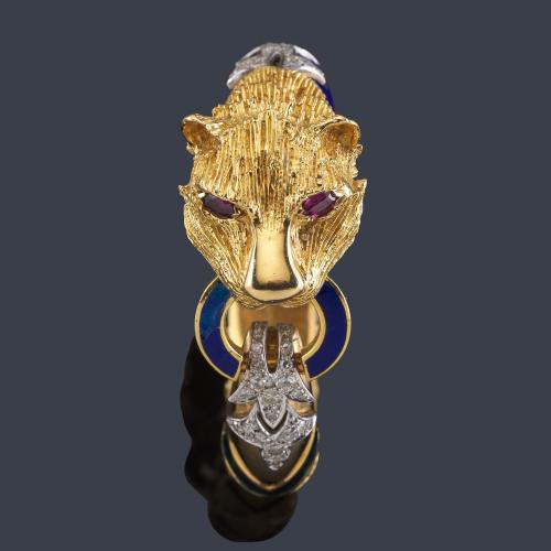 Lote 2389
Pulsera con cabeza de pantera con rubíes, brillantes enriquecido con esmalte azul en montura de oro amarillo de 18K.