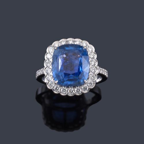 Lote 2392
Anillo con zafiro talla cushion de aprox. 7,67 ct con orla de brillantes de aprox. 0,65 ct en total. Certificado GRS.