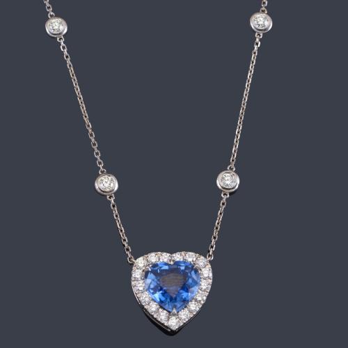 Lote 2403
Colgante con zafiro talla corazón de aprox. 4,32 ct con orla de brillantes de aprox. 0,70 ct en total. Certificado Bellerophon Gemlab.