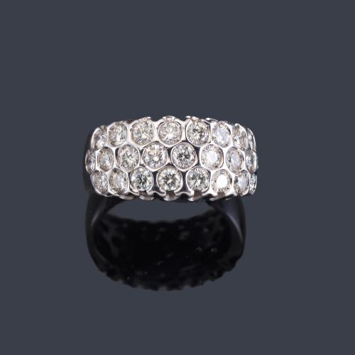 Lote 2404
Anillo con cuajado de brillantes en montura de oro blanco de 18K.