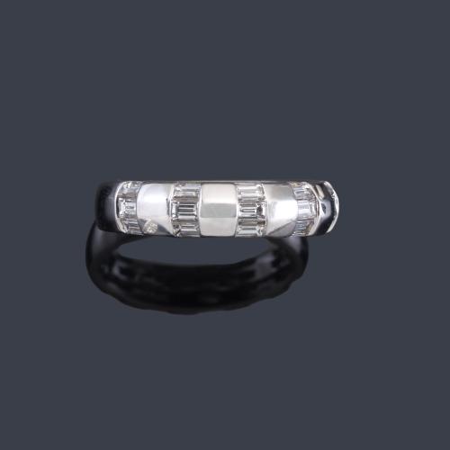 Lote 2407
Media alianza con bandas de diamantes talla baguette de aprox. 0,68 ct en total.