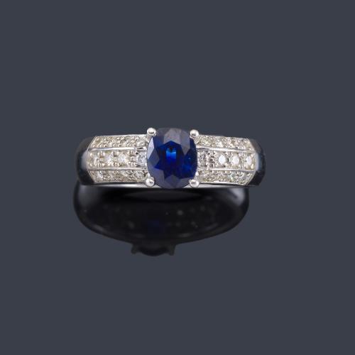 Lote 2408
Anillo con zafiro talla oval de aprox. 0,60 ct con triple banda de brillantes en montura de oro blanco de 18K.