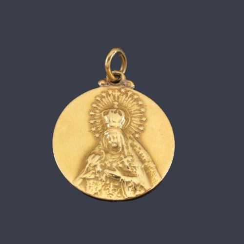Lote 2466
Medalla devocional con Imagen de La Virgen del Pilar en oro amarillo de 18K.