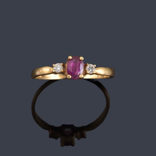 Lote 2470
Anillo con rubí y diamantes.