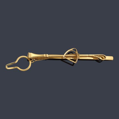 Lote 2474
Pasador de corbata con motivos ecuestres en oro amarillo de 18K.