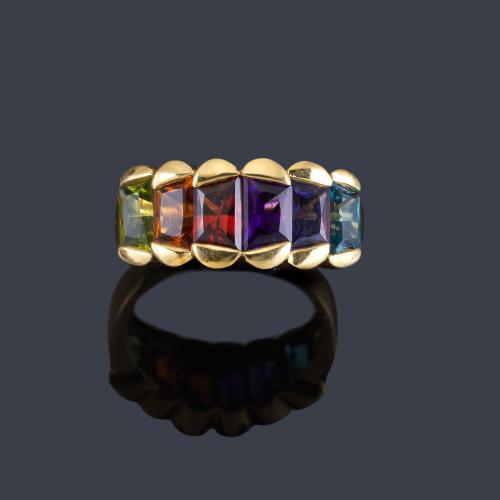 Lote 2483
Anillo con turmalinas de color en montura de oro amarillo de 18K.