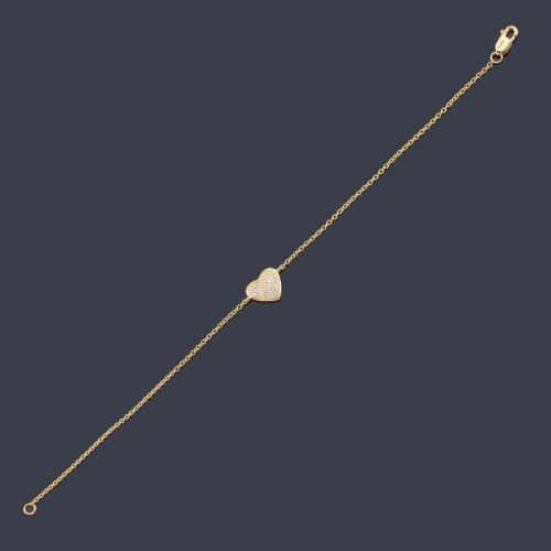 Lote 2484
Pulsera con motivo de corazón central en pavé de brillantes realizado en oro amarillo de 18K.