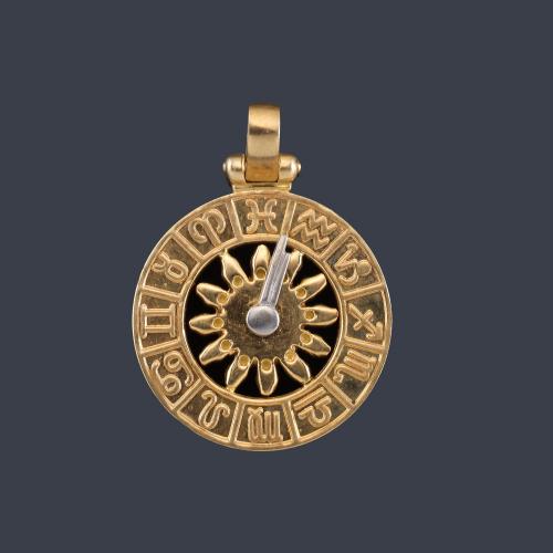 Lote 2488
Colgante con diseño de reloj solar zodiacal en oro amarillo de 18K.