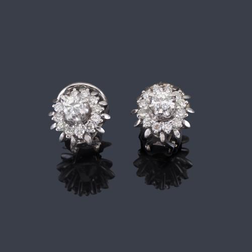 Lote 2492
Pendientes cortos con brillantes de aprox. 0,90 ct en total.