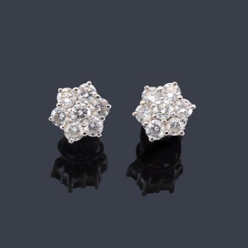Lote 2493
Pendientes cortos con diseño de rosetón con brillantes de aprox. 2,00 ct en total.