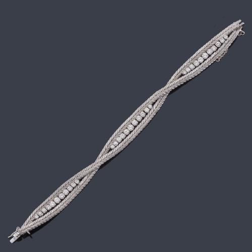 Lote 2496
Pulsera con diseño de espiga y tres bandas de brillantes de aprox. 3,69 ct en total.