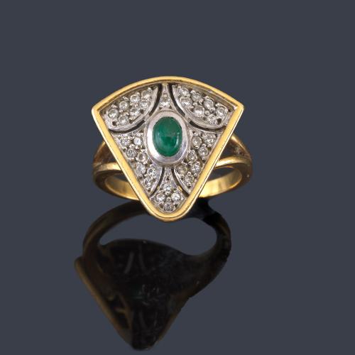 Lote 2499
Anillo con esmeralda central talla cabujón sobre pavé de brillantes en montura de oro amarillo de 18K y vista en oro blanco.