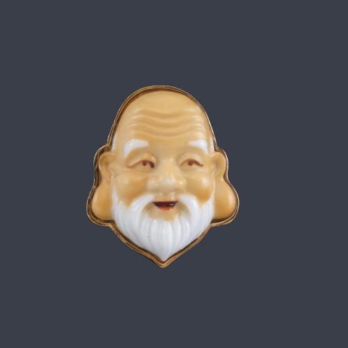 Anillo con Dios de la Suerte Chino en porcelana en montura de oro amarillo de 18K.