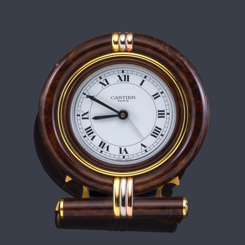 Lote 2516
CARTIER Reloj despertador de sobremesa, dorado e imitación carey.