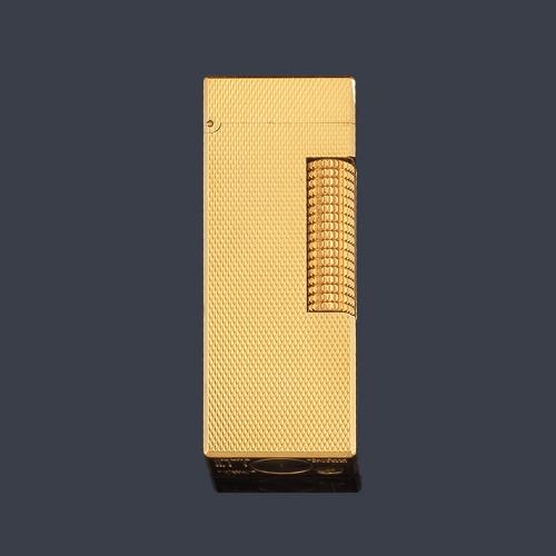 Lote 2521
DUNHILL, Mechero dorado con decoración en punta de diamante.