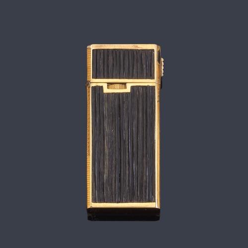 Lote 2522
Mechero dorado con decoración de pelo de elefante.