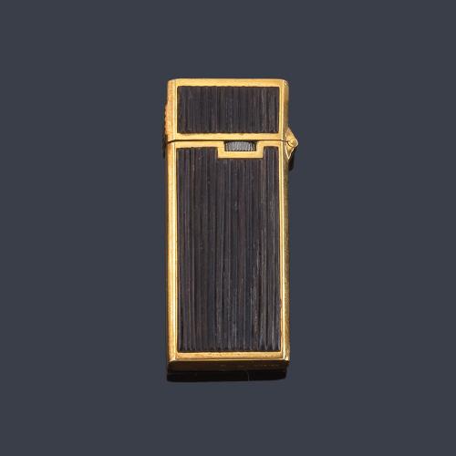 Lote 2523
MONTEJO
Mechero de oro amarillo de 18K con decoración de pelo de elefante.