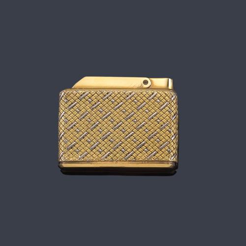 Lote 2525
Mechero labrado con cestilla en oro amarillo y blanco labrado de 18K. En funcionamiento.