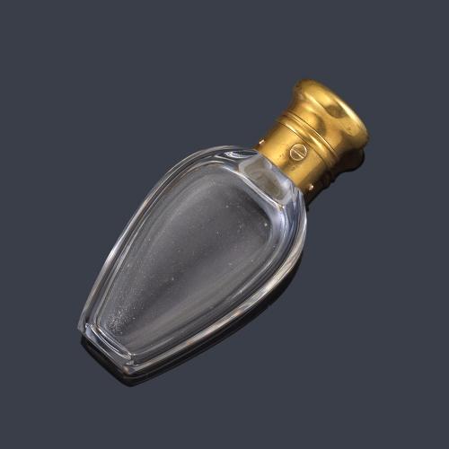 Lote 2526
Exquisito perfumero con tapón realizado en oro amarillo de 18K con una corona grabada y contraste francés. S.XIX.