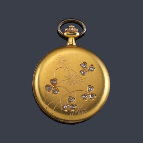 Lote 2534
Reloj saboneta de colgar con caja en oro amarillo de 18 y tréboles de diamantes.