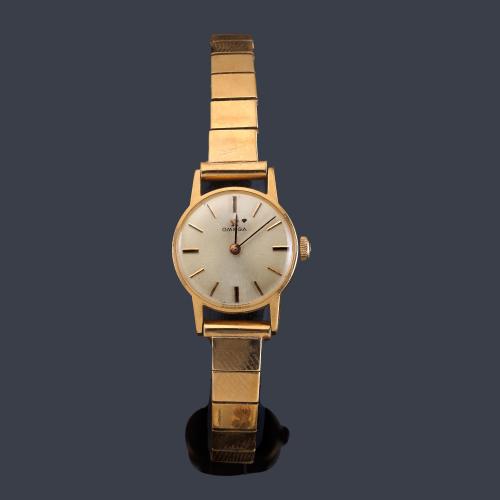 Lote 2549
OMEGA de señora con caja y brazalete en oro rosa de 18 K.