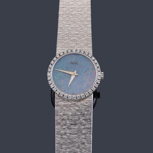 Lote 2559
PIAGET de señora con caja y brazalete en oro blanco de 18 K con orla de brillantes. Con estuche y documentación.
