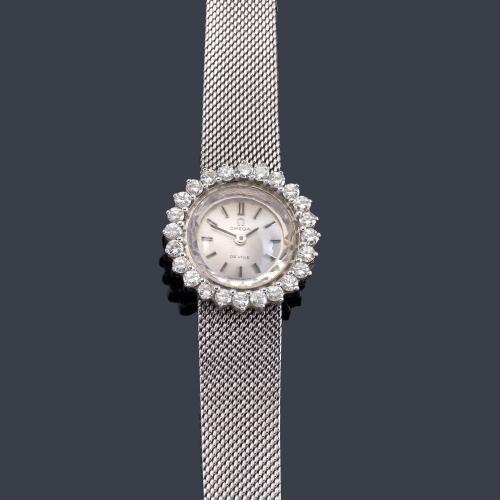 Lote 2562
OMEGA de señora con caja y brazalete en oro blanco de 18 K con orla de brillantes.