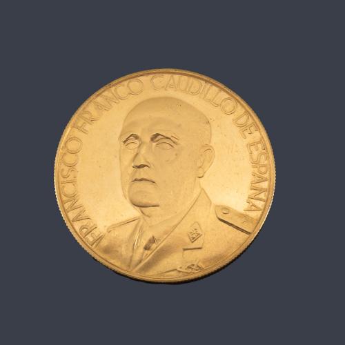 Lote 2596
Medalla conmemorativa 25 años de paz Francisco Franco en oro de 22 K.
