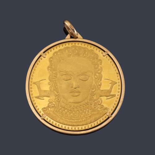 Lote 2598
Colgante moneda conmemorativa en oro de 22 K.